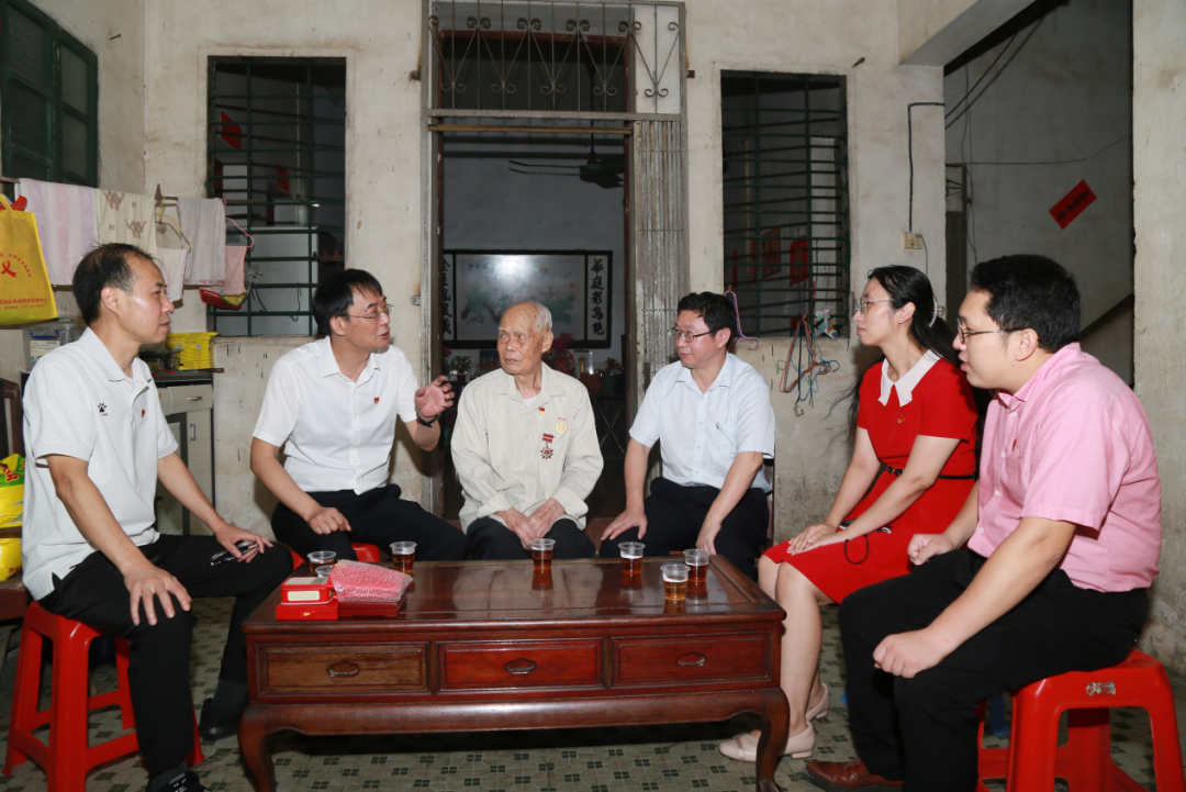 致敬圭表，关切入心！ ——白云山优惠活动办理大厅“七一”前夕走访慰问老劳模陈雨池同道