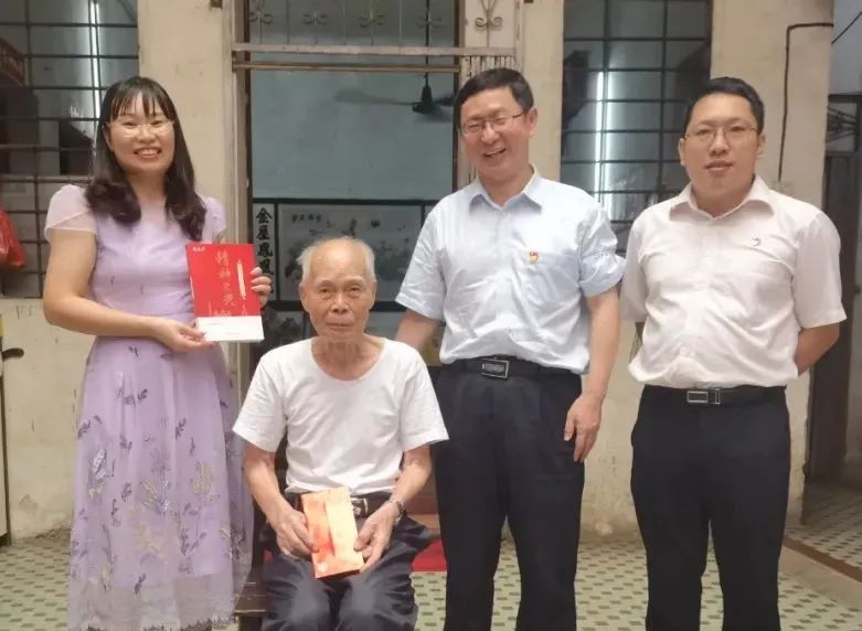 中秋慰问送真情 浓浓关切暖人心——白云山优惠活动办理大厅公司慰问首届全国劳模陈雨池