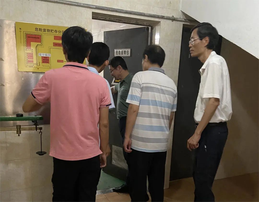 “四不两直”强监督 拧紧节日“安全阀” ——白云山优惠活动办理大厅公司纪委发展中秋、国庆节前专项监督查抄