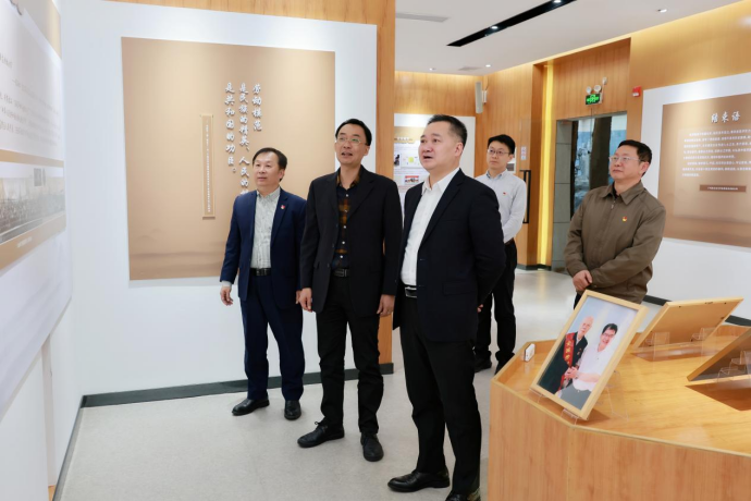 广药集团党委书记、董事长李幼军到白云山优惠活动办理大厅公司调研