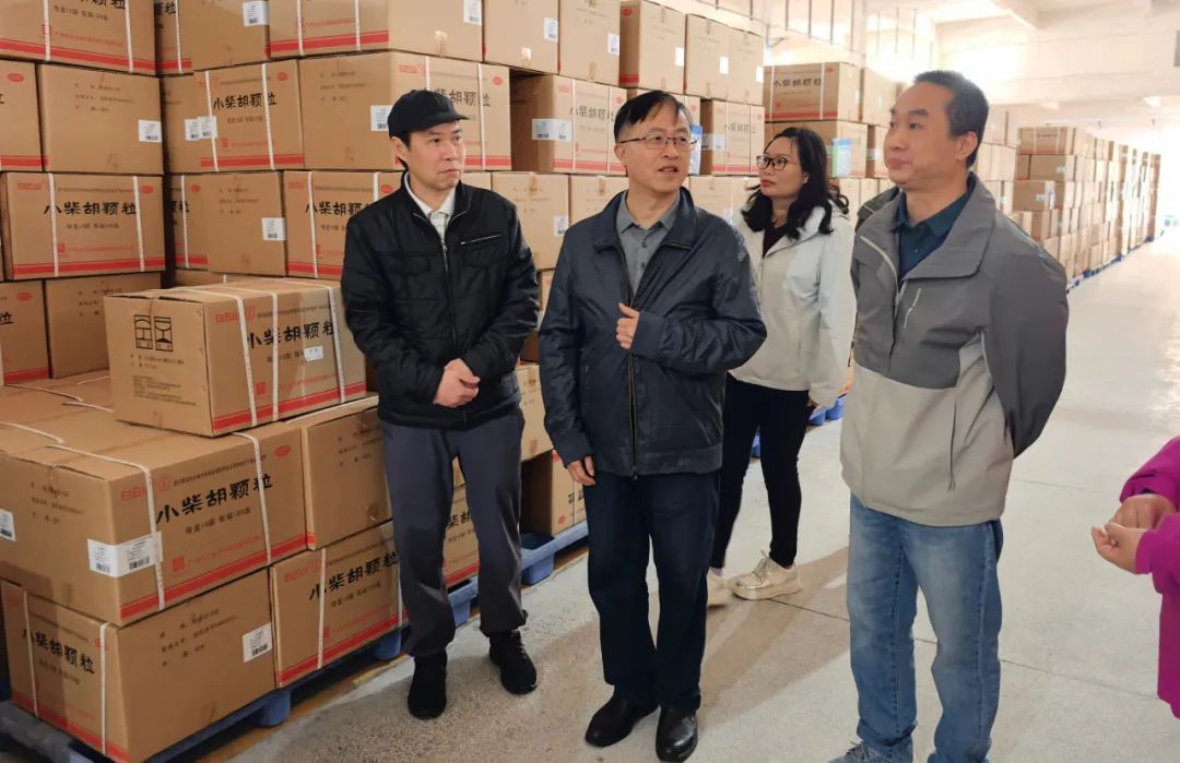 情暖药包 安然护航——白云山优惠活动办理大厅公司发展药包厂区综合查抄与慰问活动